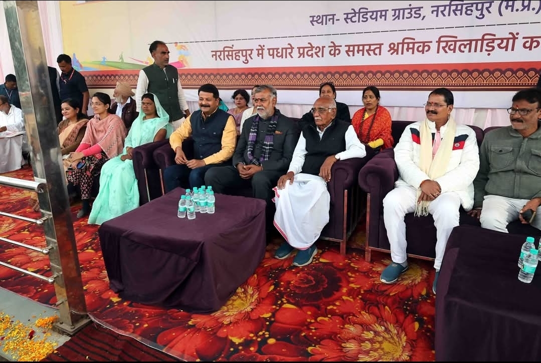 मंत्री श्री प्रहलाद सिंह पटेल मंत्री श्री पटेल ने राज्य स्तरीय श्रमिक खेलकूद प्रतियोगिता में प्रथम, द्वितीय व तृतीय विजेताओं को किया पुरस्कृत नरसिंहपुर में दो दिवसीय राज्य स्तरीय श्रमिक खेलकूद प्रतियोगिता सम्पन्न