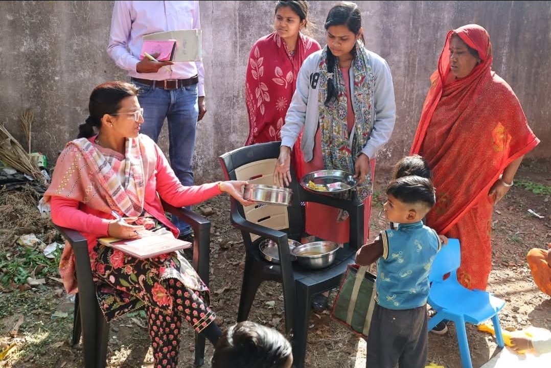 कलेक्टर श्रीमती रजनी सिंह ने करेली विकासखंड के ग्राम तिंसरा में आंनगबाड़ी केन्द्र का निरीक्षण किया।