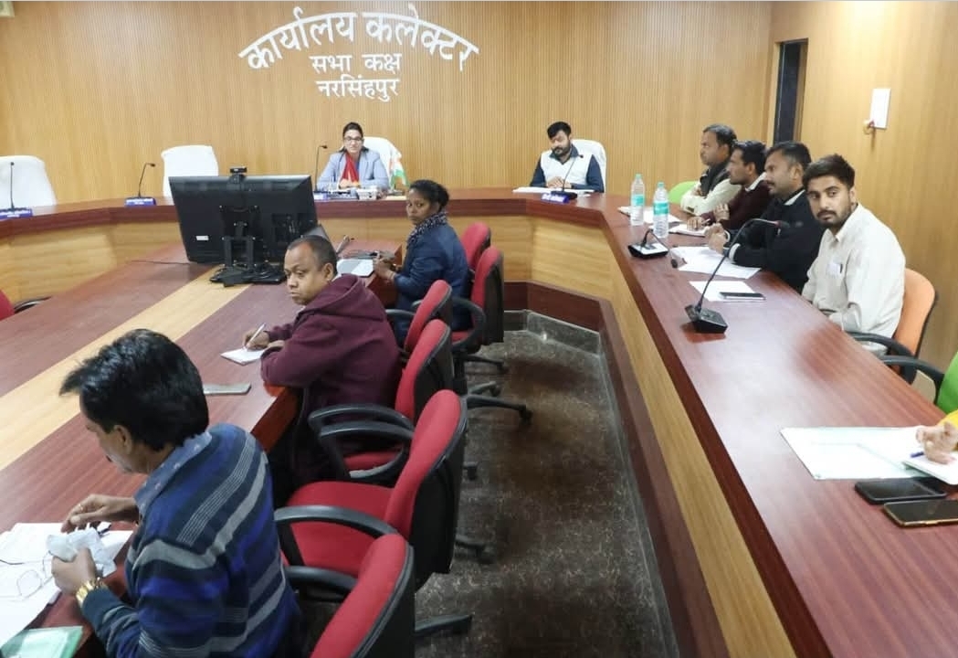 नगरीय क्षेत्र के वार्डों व शहरों में नियमित साफ- सफाई हो- कलेक्टर श्रीमती सिंह नगरीय निकायों के कार्यों, योजनाओं व निर्माण कार्यों की समीक्षा कर दिए आवश्यक निर्देश