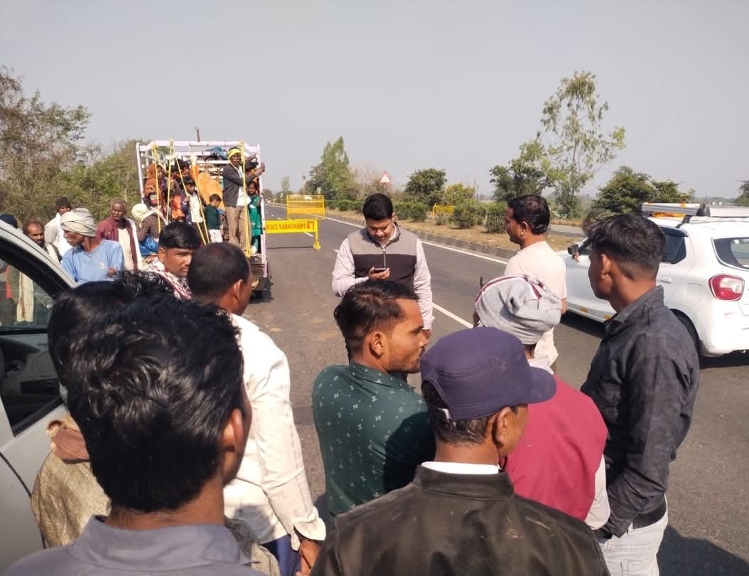 जिला परिवहन अधिकारी व टीम द्वारा ओवरलोड सवारी वाले वाहनों के विरूद्ध की गई कार्रवाई बरमान मेला अंतर्गत स्थित चैक प्वाइंट में 30 वाहनों की हुई जांच कमी पाए जाने पर 5 वाहनों पर लगाया गया 12 हजार 500 रुपये का जुर्माना