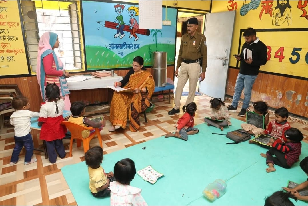 कलेक्टर ने किया आंगनबाड़ी केन्द्रों का निरीक्षण