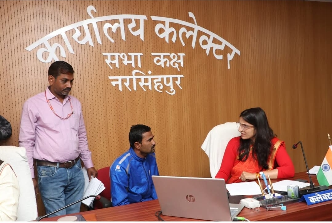 कलेक्टर ने सुनी लोगों की समस्याएं जनसुनवाई में आये 140 आवेदन पत्रों की सुनवाई हुई