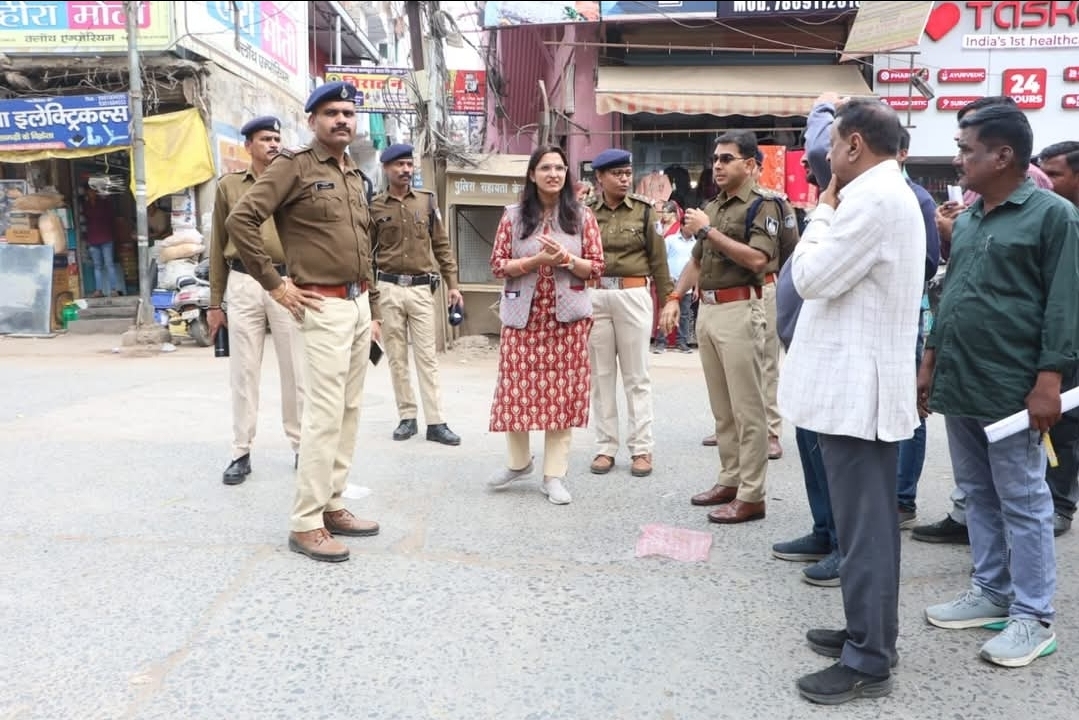 नरसिंहपुर में यातायात व्यवस्था सुदृढ़ करने कलेक्टर एवं पुलिस अधीक्षक का पैदल निरीक्षण सड़क पर अतिक्रमण और अव्यवस्थित पार्किंग पर सख्ती