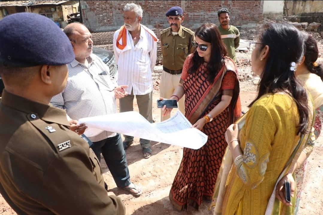 कलेक्टर श्रीमती रजनी सिंह ने गाडरवारा में लगभग 8 करोड़ रुपए की लागत से निर्मित होने वाले नवीन तहसील भवन के निर्माण कार्य का निरीक्षण किया