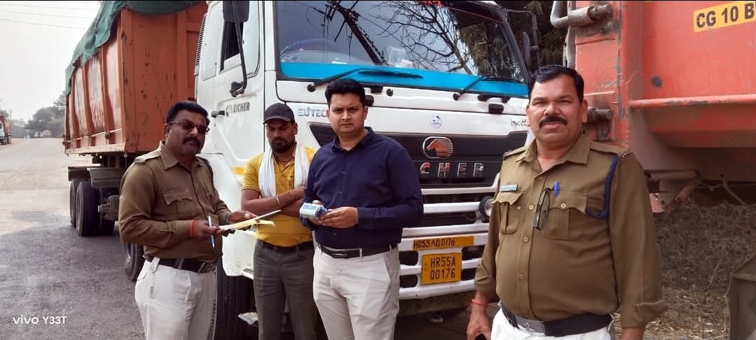 जिला परिवहन विभाग द्वारा एनटीपीसी में संचालित फ्लाईऐश के परिवहन में लगे वाहनों की हुई जांच जांच के दौरान 2 वाहनों में कमी पाये जाने पर जुर्माने की हुई कार्यवाही