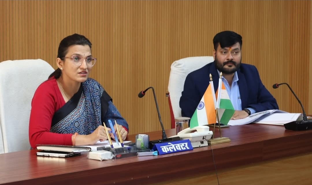 कलेक्टर की अध्यक्षता में नगर पालिका अधिकारियों एवं ठेकेदारों की संयुक्त बैठक सम्पन्न प्रगति नहीं होने पर नोटिस एवं जुर्माना लगाने के निर्देश