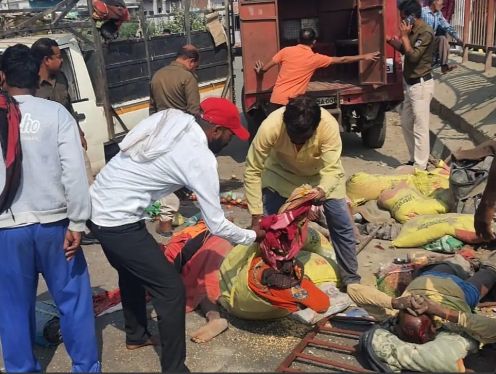 नरसिंगपुर मे निर्माणाधीन ब्रिज से एक पिकअप वाहन पलट गया हादसे मे सवार 3 मजदूरो की मौत हो गयी सात लोग घायल हो गये - चार लोगाों लोगों की हालत गंभीर है हादसा