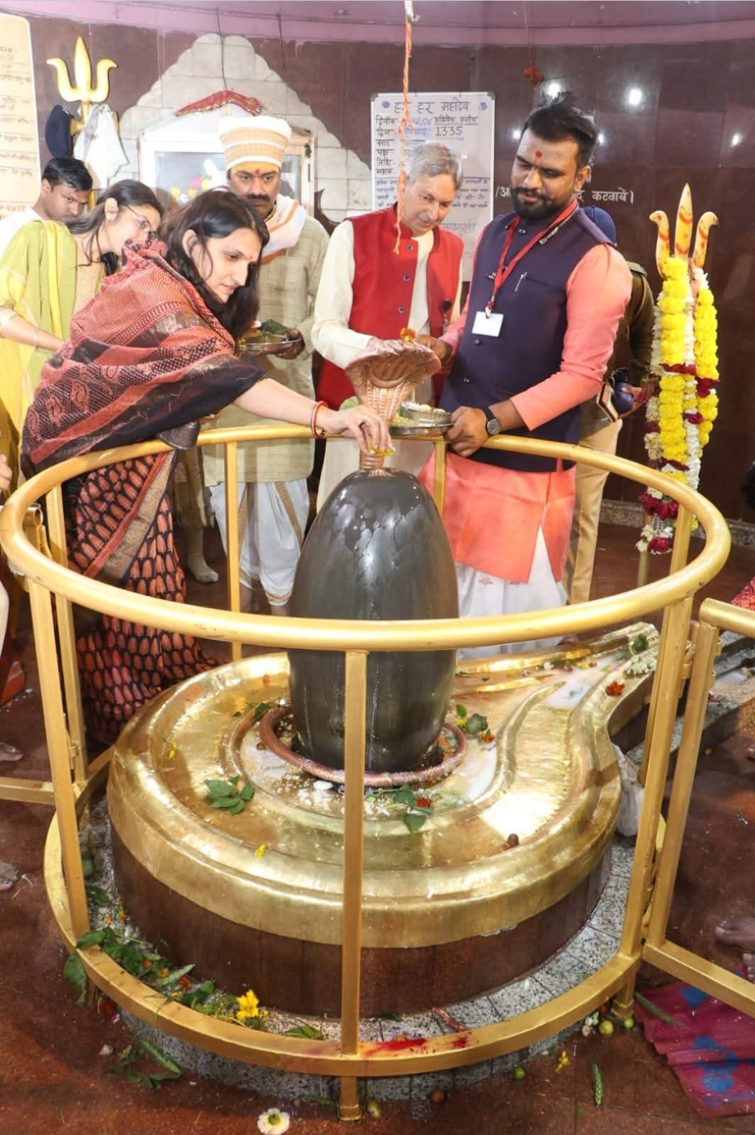 महाशिवरात्रि के पावन अवसर पर कलेक्टर श्रीमती रजनी सिंह ने जिले के प्रसिद्ध धार्मिक स्थल डमरूघाटी पहुंचकर भगवान शिव की विधि-विधान से पूजा-अर्चना की