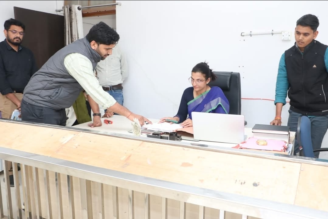 कलेक्टर श्रीमती रजनी सिंह ने किया तहसील कार्यालय एवं तहसीलदार न्यायालय सांईखेड़ा का निरीक्षण राजस्व प्रकरणों के समयबद्ध निराकरण व रिकॉर्ड संधारण में लापरवाही पर नोटिस जारी करने के निर्देश
