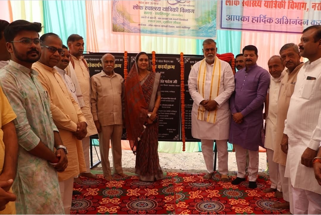 प्रदेश शासन के पंचायत एवं ग्रामीण विकास व श्रम मंत्री श्री प्रहलाद सिंह पटेल ने बुधवार को जिले के करेली ब्लॉक अंतर्गत आने वाले ग्राम देवाकछार में लोकार्पण/ भूमिपूजन कार्यक्रम में शामिल हुए