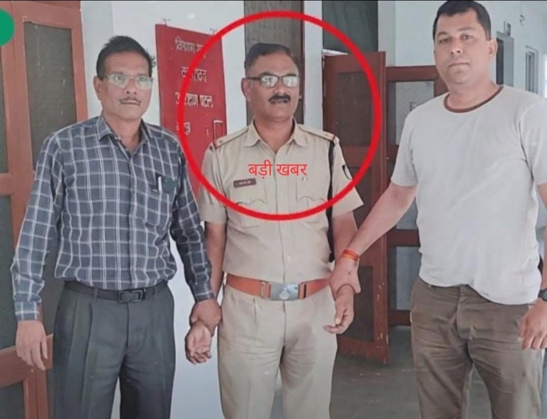 7 हजार की रिश्वत लेते दबोचे गए दरोगा की पेंट हो गई गीली!  मध्य प्रदेश के खरगोन में लोकायुक्त पुलिस की कार्रवाई के दौरान एक अनोखा नजारा देखने को मिला