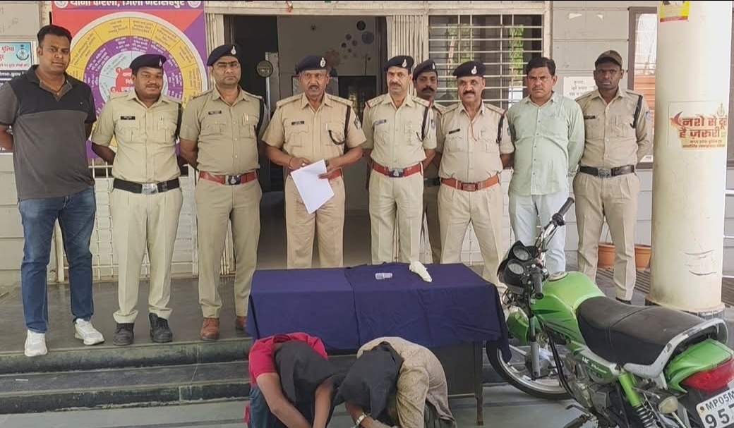 नरसिंहपुर पुलिस की बड़ी सफलता: महिला से मंगलसूत्र लूटने वाला आरोपी चंद घंटों में गिरफ्तार • नरसिंहपुर पुलिस की त्वरित एवं प्रभावी कार्यवाही से घटना का चंद घंटों में खुलासा।