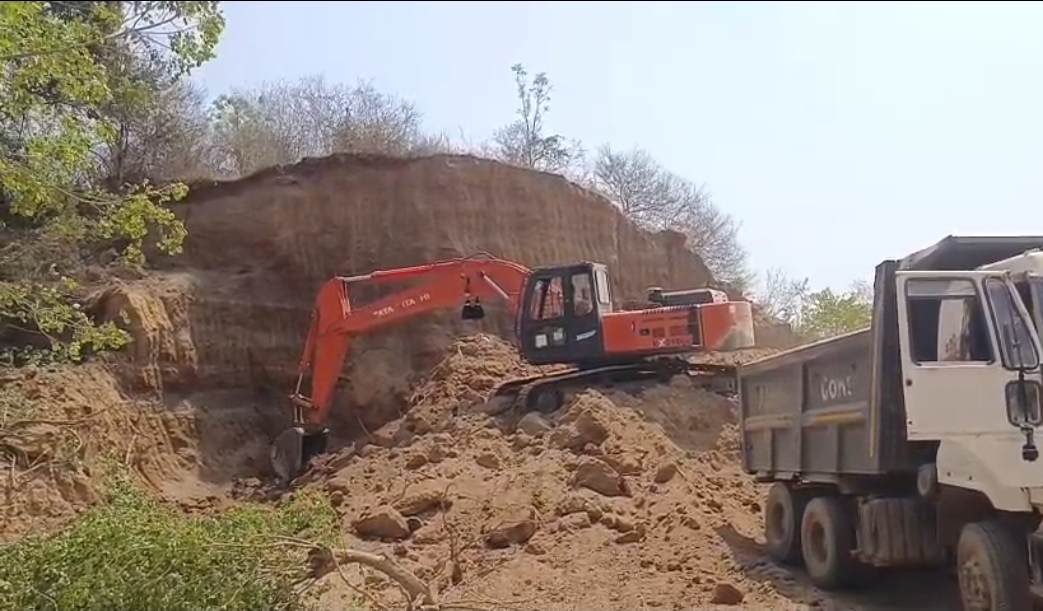 रेलवे ठेके के नाम पर अवैध खुदाई का आरोप: 20–30 फीट ऊँचे पहाड़ काटकर मिट्टी भराई, शासकीय भूमि पर अतिक्रमण  गाडरवारा। नरसिंहपुर जिले की तहसील गाडरवारा अंतर्गत ग्राम पंचायत बरेली बरहठा के ग्राम केकरा में रेलवे ठेके के नाम पर बड़े पैमाने पर अवैध खुदाई