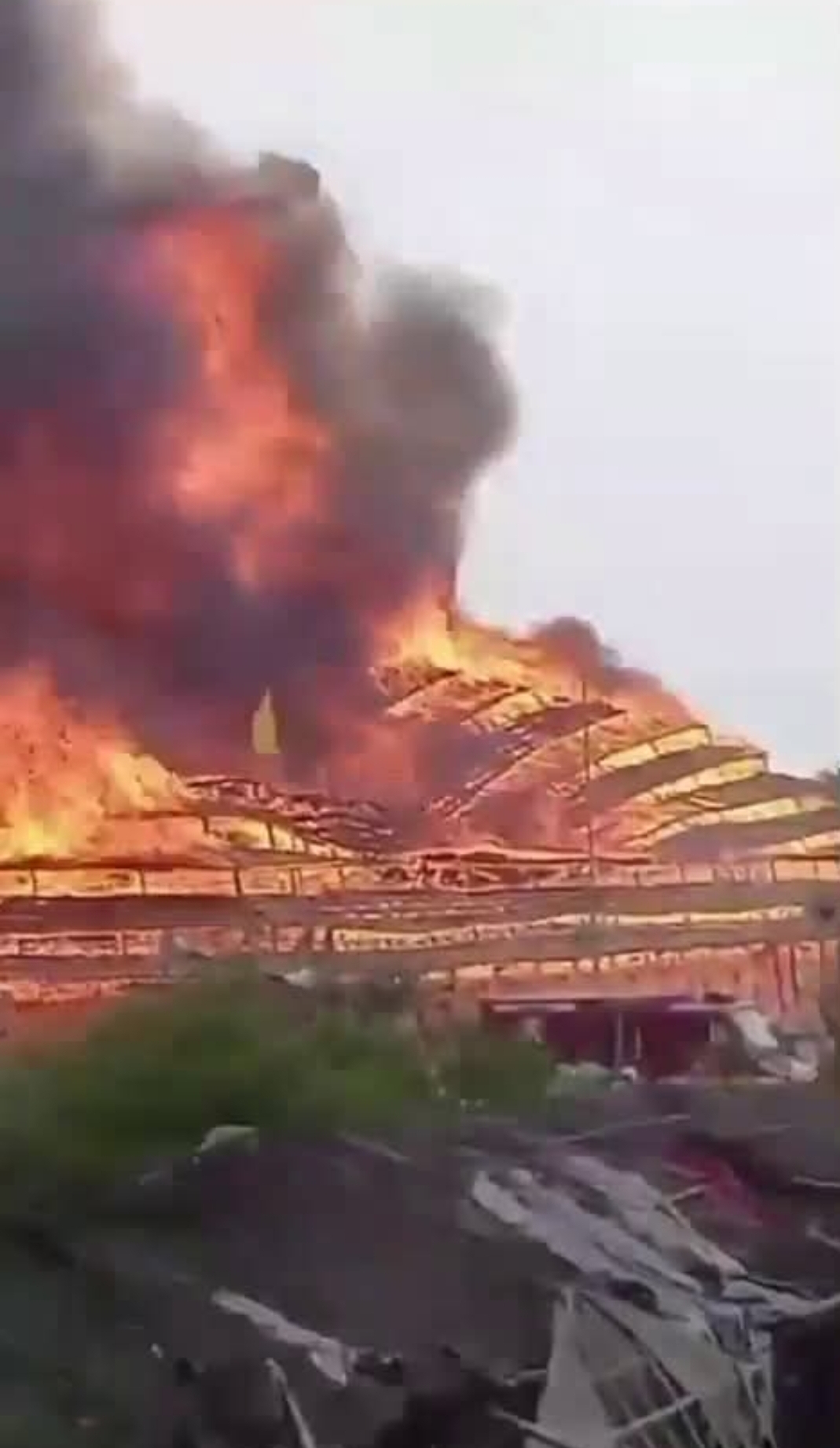 : उत्तर प्रदेश के अयोध्या में शनिवार को एक बड़ा हादसा हो गया। यहां शनिवार को सरयू नदी के किनारे चल रहे महायज्ञ में अचानक आग लग गई