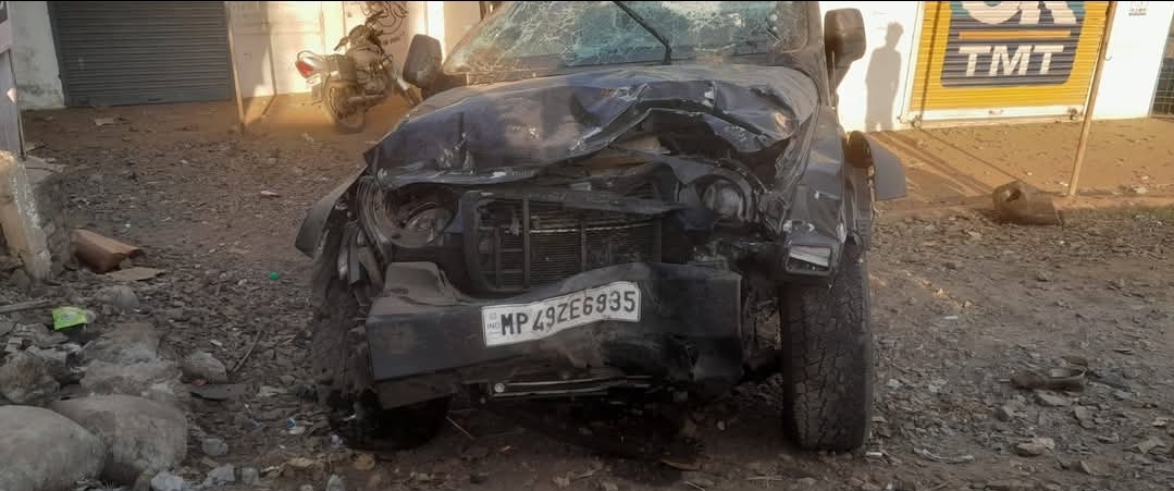 नरसिंहपुर के धमना बस स्टैंड पर हुया दर्दनाक हादसा  हादसे में दो लोगो की मौके पर हुई मौत थार गाड़ी एवं बाइक में हुई भिड़ंत