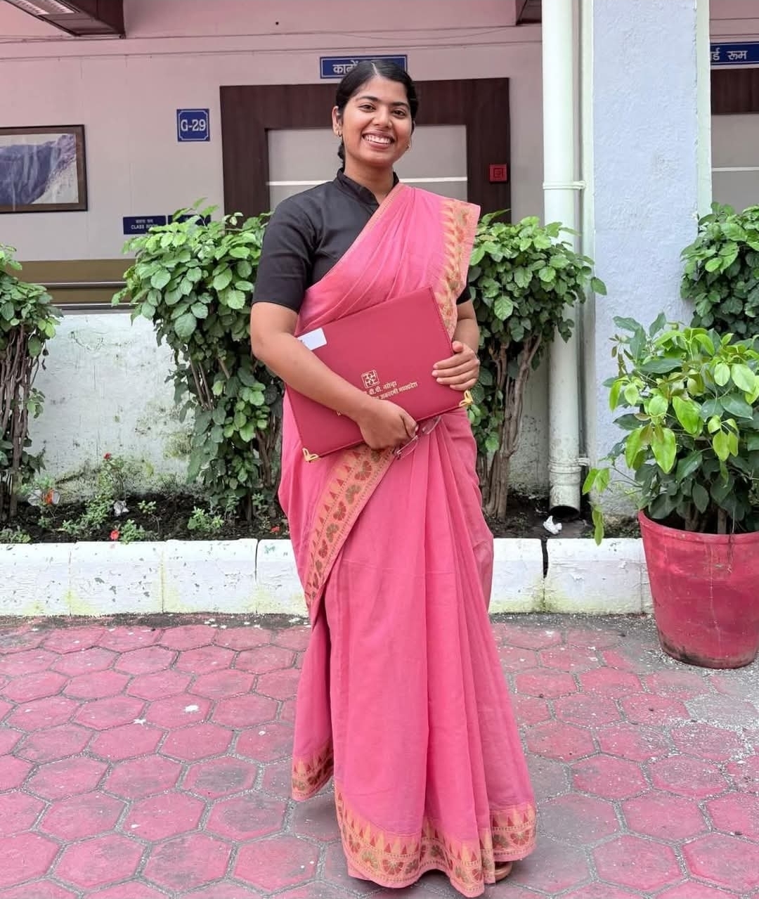 ⬛ तेंदूखेड़ा की एसडीएम पूजा सोनी ने UPSC में लहराया परचम — 249वीं रैंक पर कलेक्टर श्रीमती रजनी सिंह ने दी बधाई