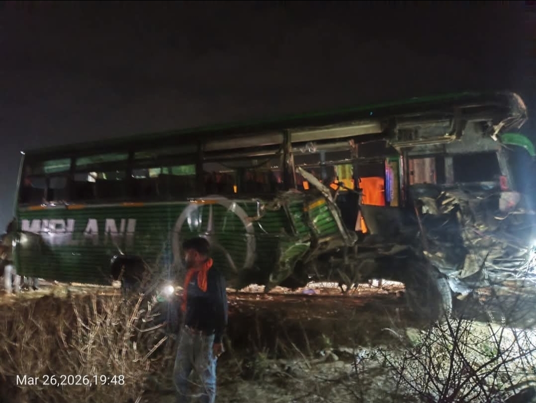 मध्य प्रदेश के छिंदवाड़ा जिले में ट्रक से टक्कर के बाद बस पलट गई। हादसे में दोनों गाड़ियों के ड्राइवर समेत 9 लोगों की मौत हो गई, जबकि 30 से ज्यादा घायल हैं।