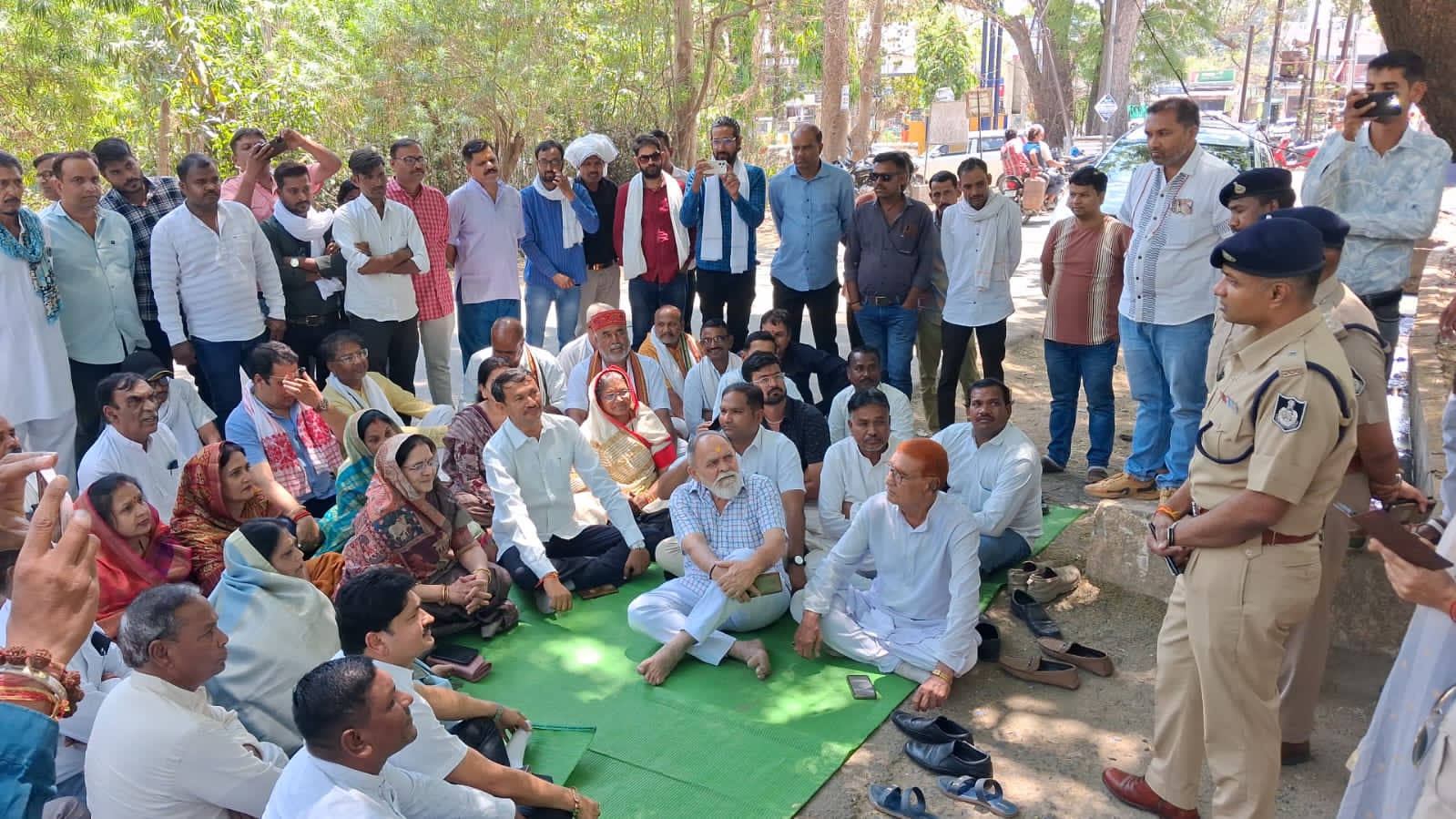 नरसिंहपुर जिले में भाजपा नेता पवन पटेल के साथ हुई मारपीट के मामले में सियासत तेज हो गई है। आरोपियों की गिरफ्तारी की मांग को लेकर कांग्रेस जिला अध्यक्ष सुनीता पटेल सोमवार दोपहर 12 बजे एसपी कार्यालय पहुंचकर धरने पर बैठी