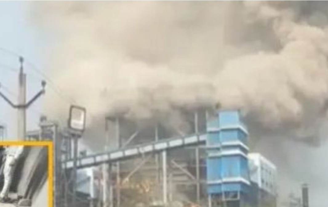 रायपुर: Chhattisgarh के सक्ति जिला स्थित सिंघनतराई गांव में बने Vedanta Limited के पावर प्लांट में मंगलवार दोपहर बड़ा औद्योगिक हादसा हो गया