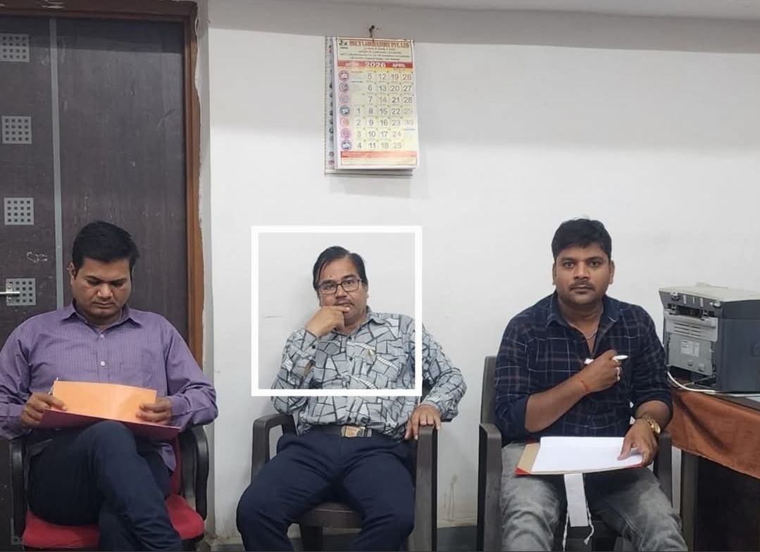 लोकायुक्त ने नगर पालिका नरसिंहपुर में लोक निर्माण विभाग में पदस्थ लिपिक संजय तिवारी को 25000 की घूस लेते हुए रंग  रंगे हाथ दबोच लिया