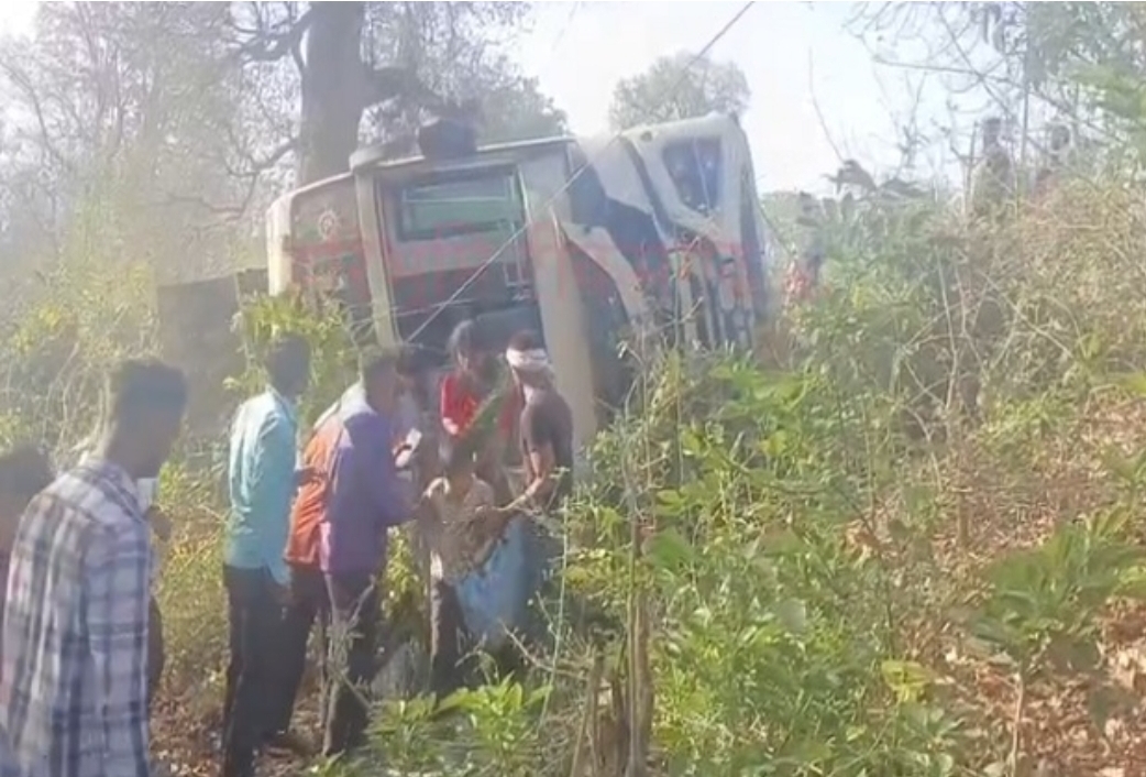 एमपी के टीकमगढ़ जिले में एक बड़ा सड़क हादसा सामने आया। जहां यात्रियों से भरी बस अचानक पलट गई। घटना में  10–15 लोग घायल