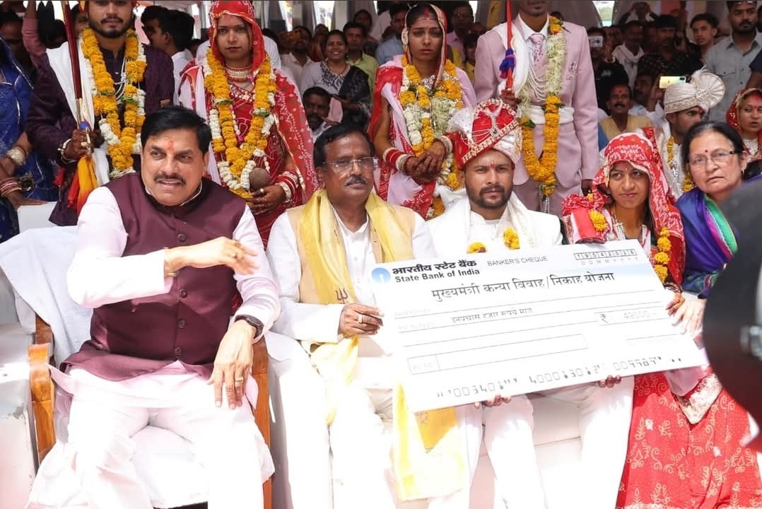 मुख्यमंत्री डॉ. मोहन यादव आज हामुखेड़ी, जिला उज्जैन में आयोजित दिव्य मंदिर प्राण-प्रतिष्ठा महोत्सव एवं सामूहिक विवाह सम्मेलन में सम्मिलित हुए...