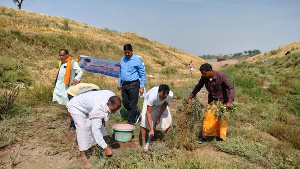 जल गंगा संवर्धन अभियान के तहत सुखचैन नदी के लिंगा घाट में हुआ सामूहिक श्रमदान अभियान के तहत नदी पुनर्जीवन की दिशा प्रेरणादायक पहल
