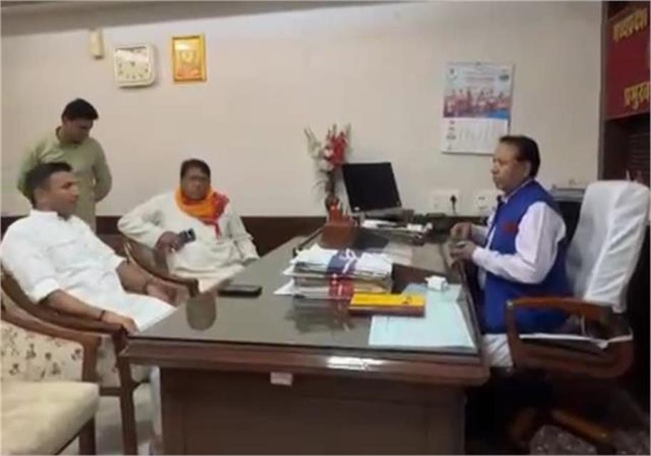 भोपाल में देर रात सियासी हलचल उस वक्त तेज हो गई जब विधानसभा से जुड़ी एक कार्रवाई को लेकर सत्ता और विपक्ष आमने-सामने नजर आए