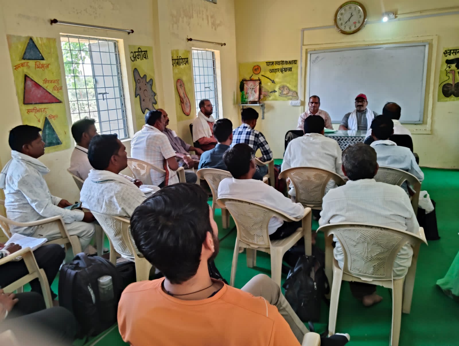 चीचली विकासखंड के ग्राम तेंदूखेड़ा छोटा के जनशिक्षा केंद्र शा उ मा विद्यालय में जनशिक्षा केंद्र स्तरीय समीक्षा बैठक  आयोजित की गई।