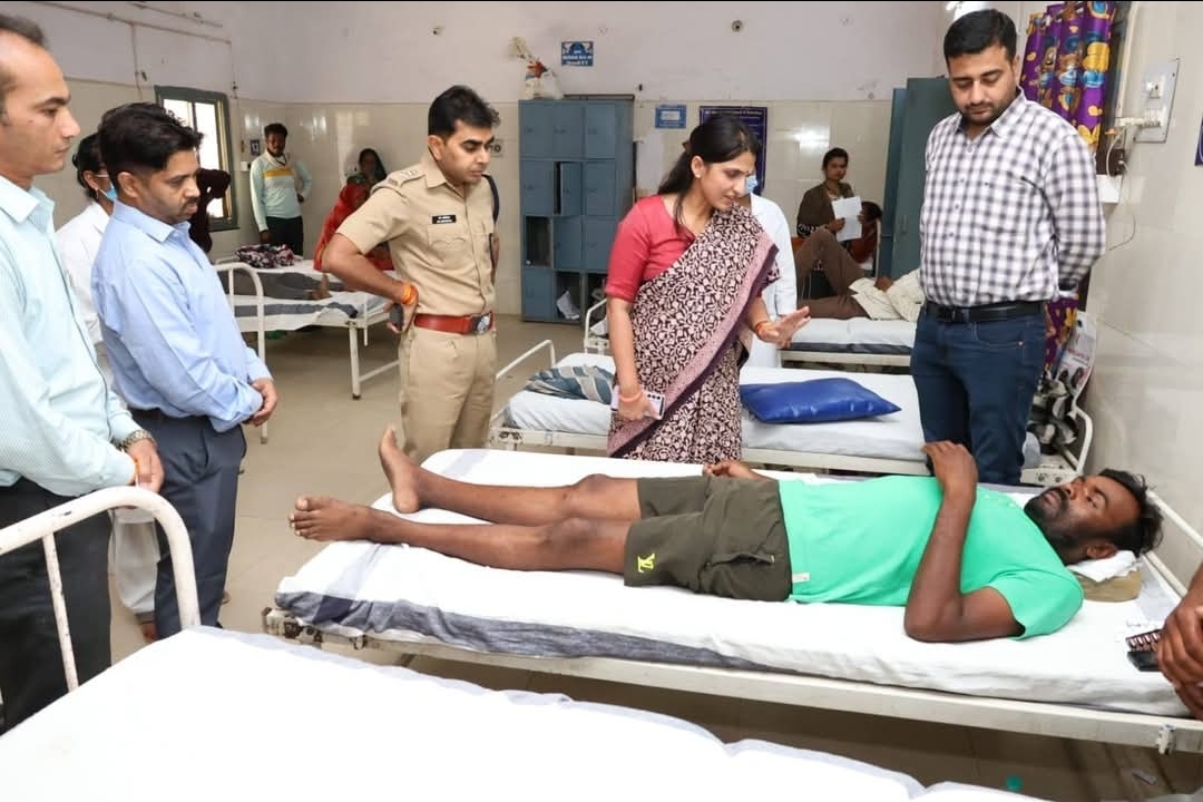 नरसिंहपुर: सड़क हादसे में घायल मजदूरों का हाल जानने जिला अस्पताल पहुंचे कलेक्टर और एसपी, दिए बेहतर इलाज के निर्देश ​न