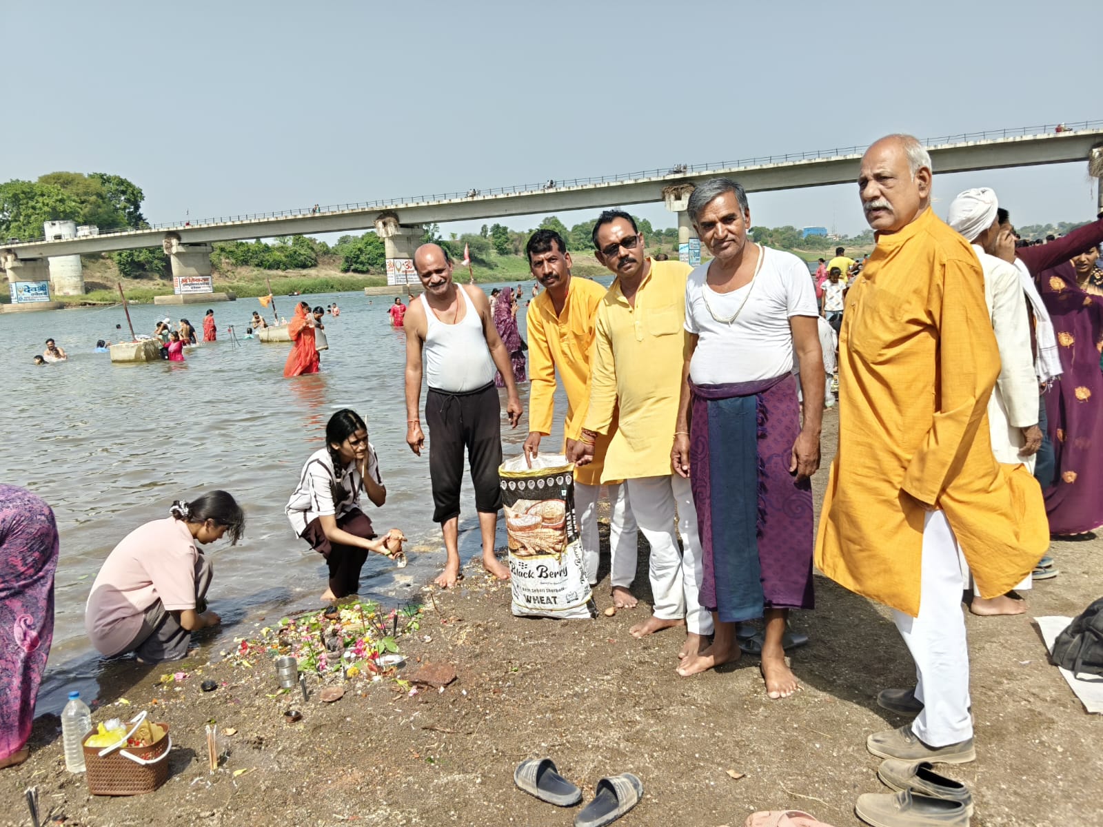 गाडरवारा - गंगा दशहरा पर गायत्री परिवार द्वारा हरिद्वार शांतिकुंज के मार्गदर्शन में जल स्रोत सफाई अभियान के तहत सामूहिक श्रमदान करते हुए नर्मदा जी के ककरा घाट पर सफाई अभियान चलाया गया