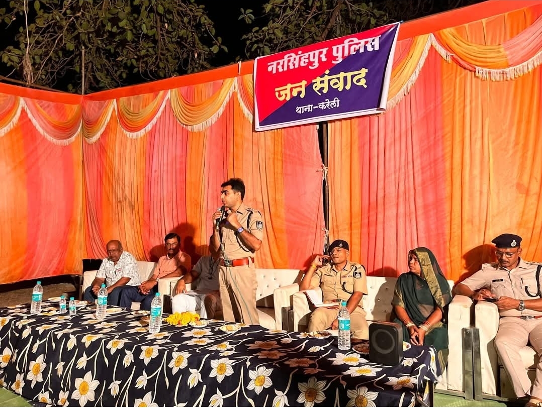 नरसिंगपुर  थाना करेली क्षेत्र के ग्राम पिपरिया में "रात्रि जन चौपाल" का आयोजन थाना करेली अंतर्गत ग्राम पिपरिया में "रात्रि जन चौपाल" का आयोजन किया गया, जिसमें पुलिस अधीक्षक डॉ. ऋषिकेश मीना ने ग्रामीणों से सीधा संवाद किया.