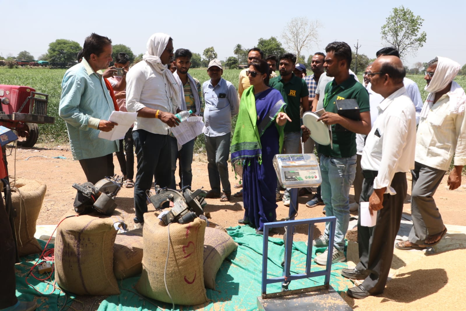 नरसिगपुर  भीषण गर्मी में भी डटे रहे सर्वेयर, किसानों की सुविधा और गुणवत्ता पर रहा पूरा फोकस  नरसिंहपुर जिले में समर्थन मूल्य पर गेहूं खरीदी का कार्य लगातार जारी है।f