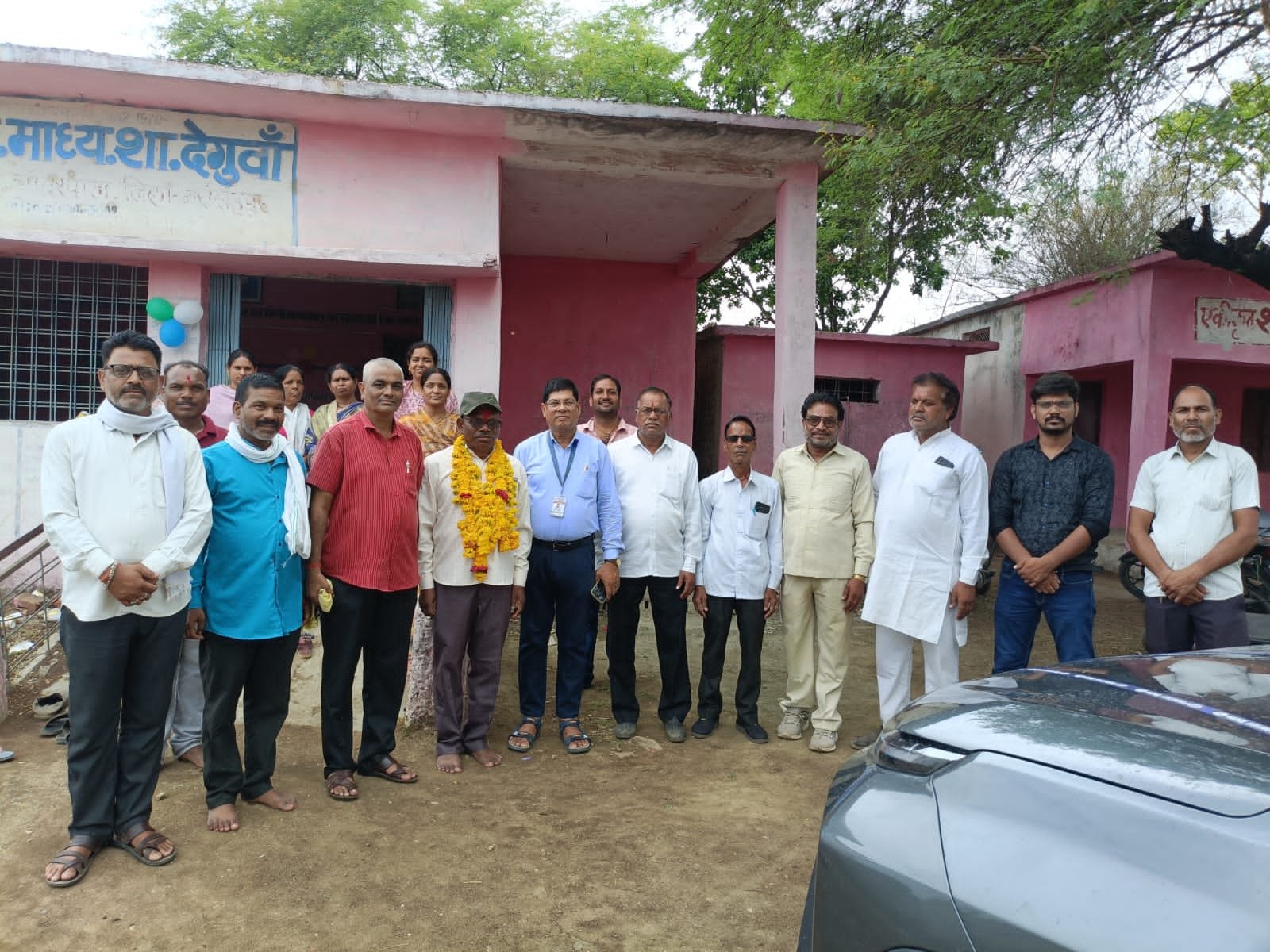 गाडरवारा शासकीय एकीकृत माध्यमिक शाला देगुवाँ के कर्तव्यनिष्ठ शिक्षक को भावभीनी विदाई
