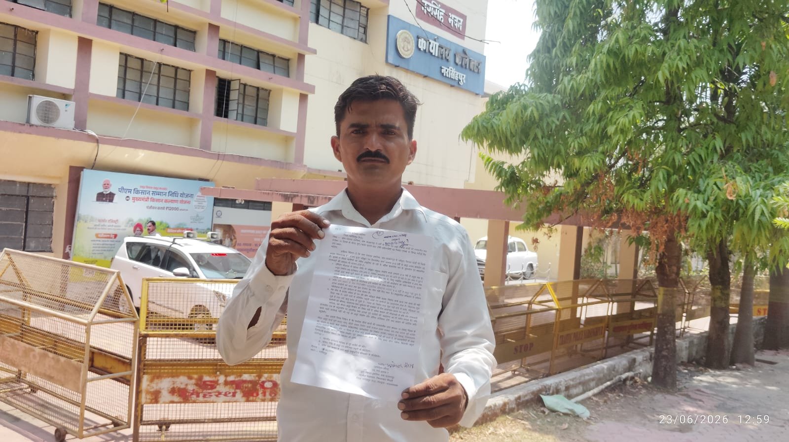 सांसद निधि के 1 लाख रुपये पर सवाल: जांच के आदेशों के बाद भी कार्रवाई नहीं, ग्रामीणों ने कलेक्टर को दिया 15 दिन का अल्टीमेटम  गाडरवारा/चीचली, नरसिंहपुर। जनपद पंचायत चीचली अंतर्गत ग्राम पंचायत इमलिया (कल्याणपुर) में