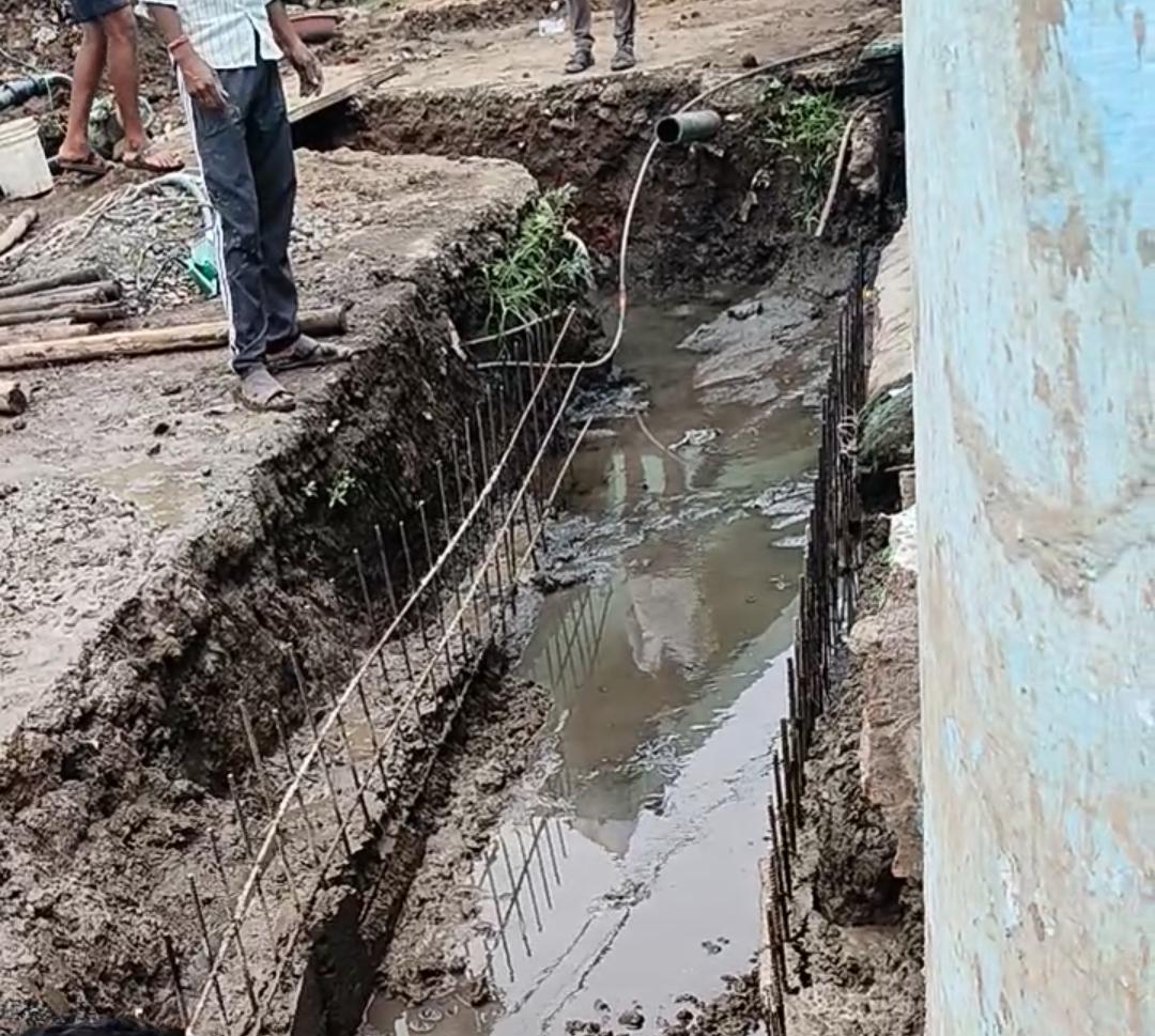 गाडरवारा ​घटिया निर्माण की भेंट चढ़ रहा लाखों का नाला, अधिकारियों की चेतावनी भी बेअसर