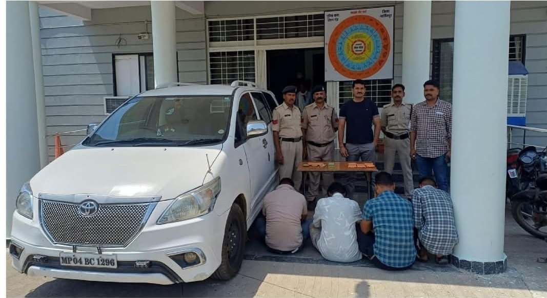 आधी रात को जुआ फड़ पर पुलिस की बड़ी दबिश, इनोवा कार और नकदी समेत 4 जुआरी रंगे हाथों गिरफ्तार ​नरसिंहपुर। जिले में अपराधियों और अवैध गतिविधियों के खिलाफ पुलिस की धरपकड़ लगातार जारी है। इसी कड़ी में थाना स्टेशनगंज पुलिस ने बीती आधी रात को एक बड़ी कार्रवाई