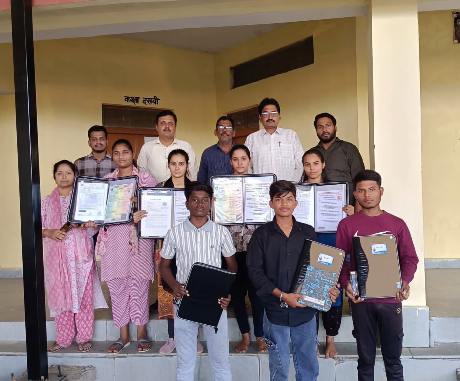 लिलवानी मे शिक्षण सामग्री के साथ अंकसूची वितरण