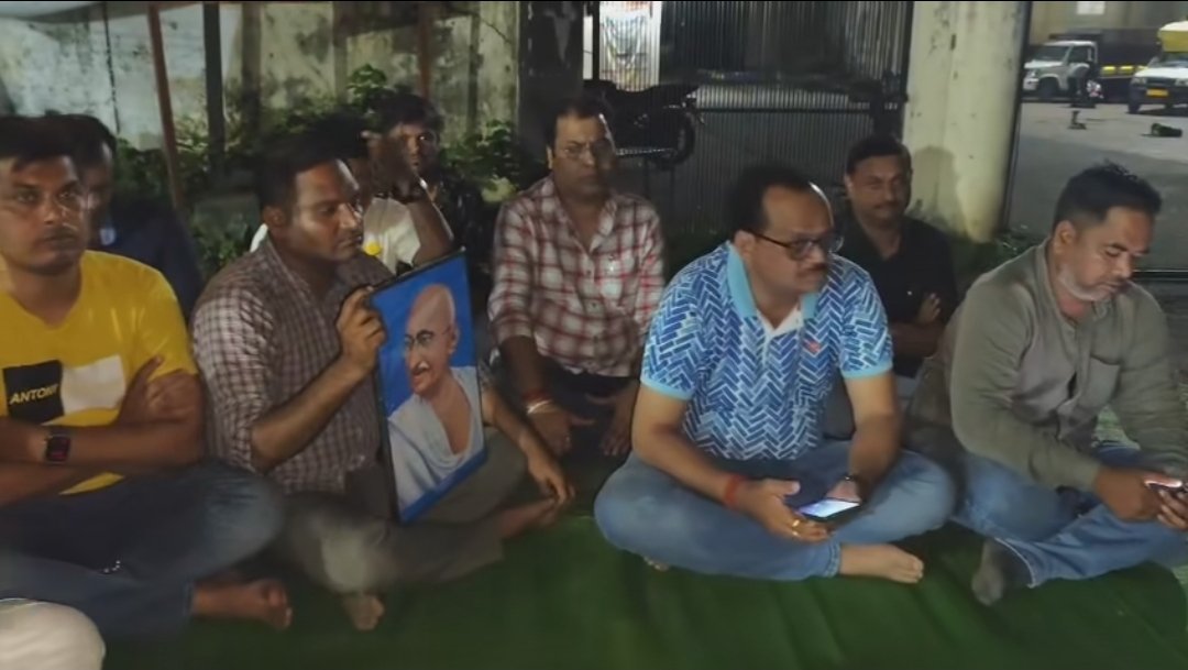 राहुल गांधी की गिरफ्तारी के विरोध में नरसिंहपुर कलेक्ट्रेट के बाहर कांग्रेस का प्रदर्शन
