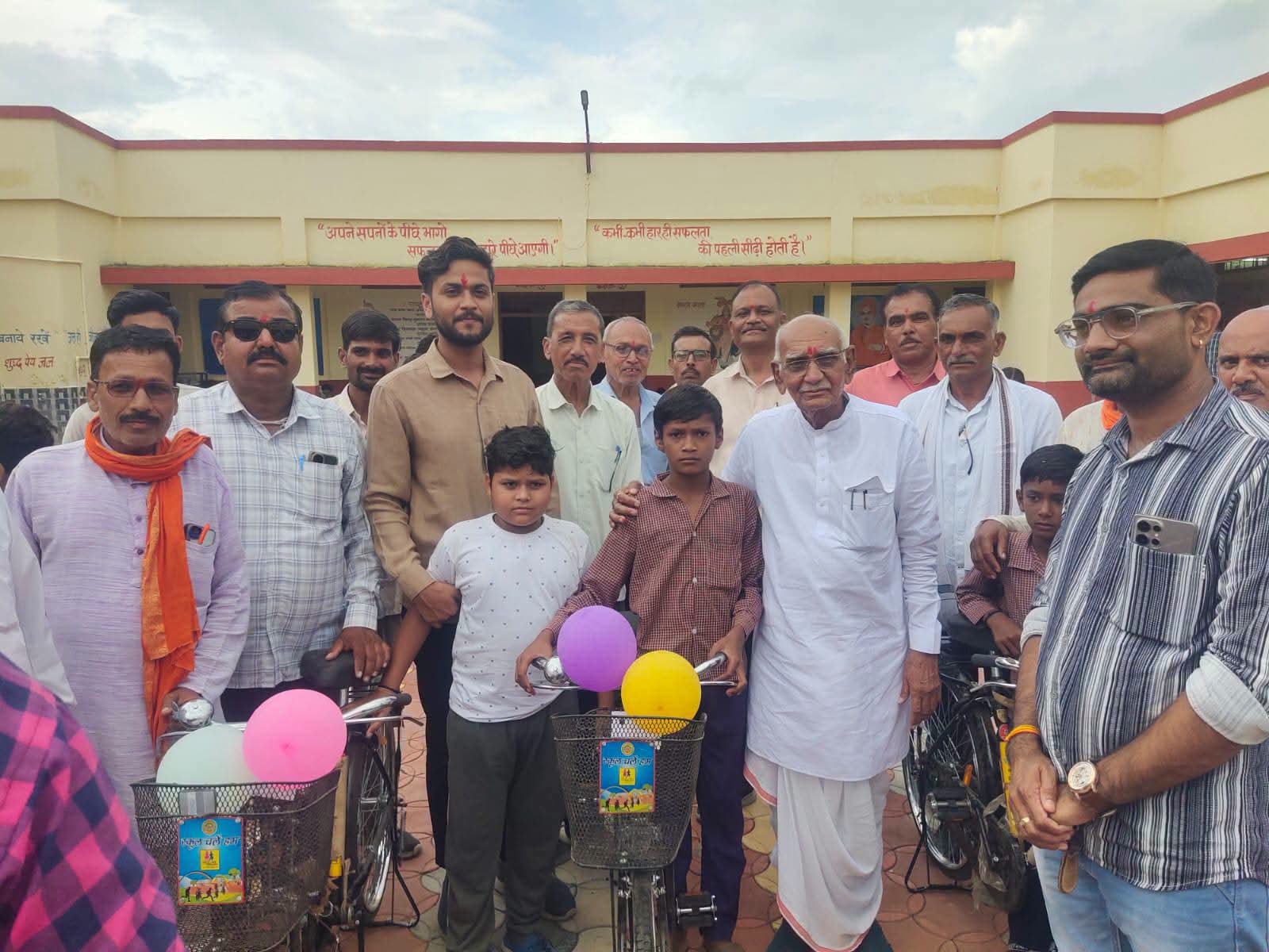 करपगांव के शासकीय स्कूल में निशुल्क साइकिलों का वितरण; विधायक विश्वनाथ सिंह पटैल रहे उपस्थित