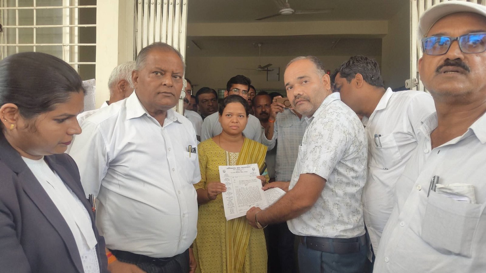 गाडरवारा में गरमाया वकीलों का गुस्सा: नायब तहसीलदार पर अमर्यादित व्यवहार का आरोप, अधिवक्ता संघ ने एसडीएम को सौंपा ज्ञापन