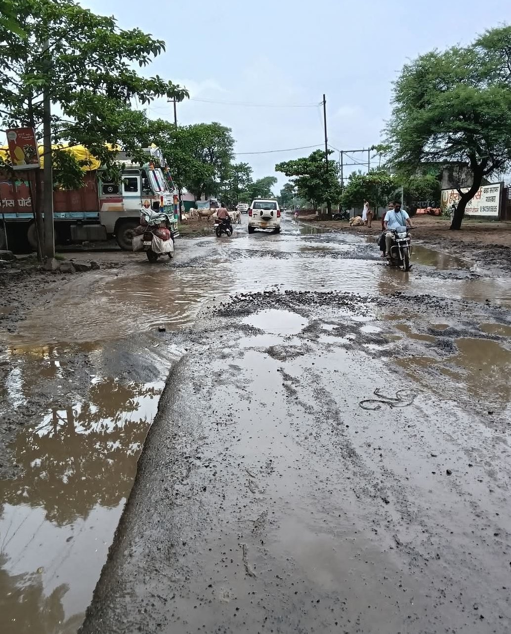 गाडरवारा स्टेट हाईवे 44 बना गड्ढों का अड्डा: देवरी-मिढवानी स्टैंड के पास हालात बदतर