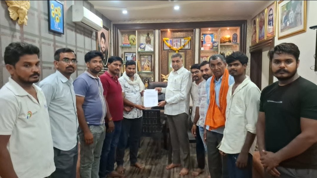 नरसिंगपुर ​किसानों के हक में उठी आवाज: राष्ट्रवादी किसान आर्मी ने पूर्व राज्य मंत्री जालम सिंह को सौंपा ज्ञापन