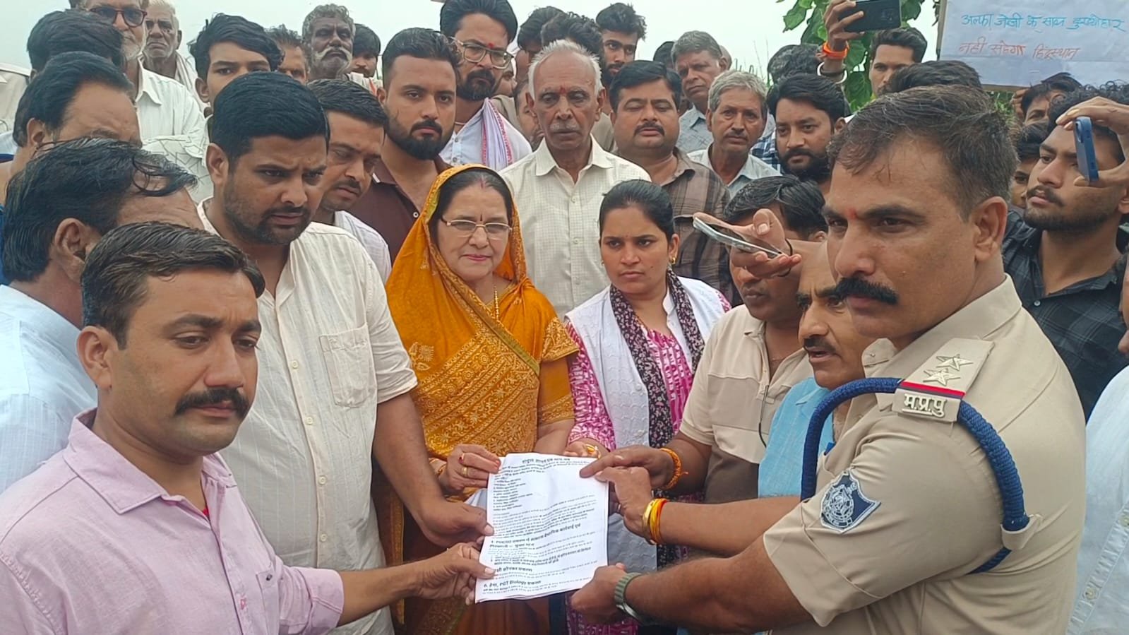 नवोदय विद्यालय बोहानी मामले में सौंपा ज्ञापन  15 दिन में कार्रवाई नहीं तो बड़े आंदोलन की चेतावनी, नाबालिग छात्रा से जुड़े आरोपों की निष्पक्ष जांच की मांग