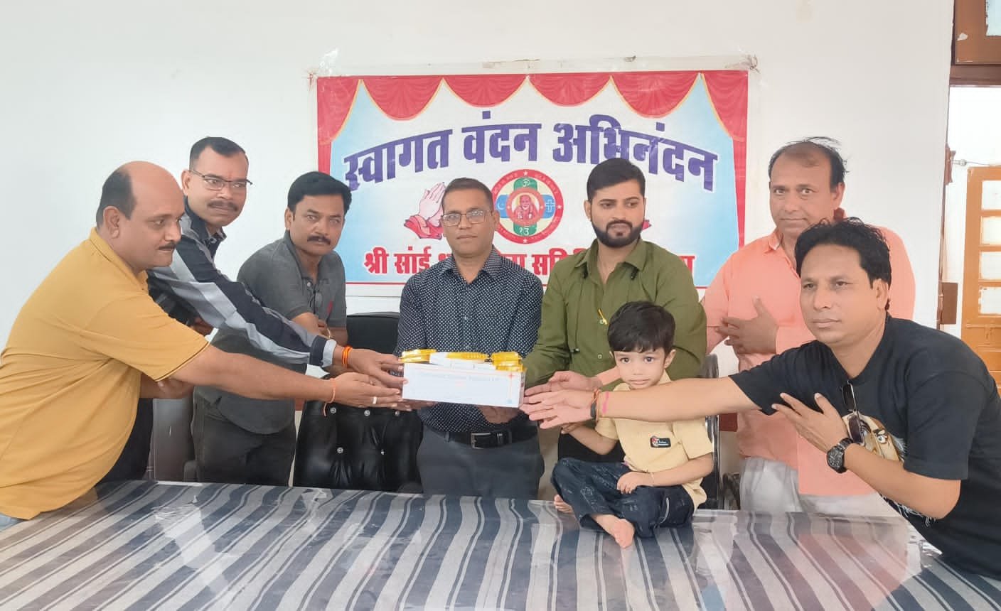 वरिष्ठ समाजसेवी स्व अशोक राय की जयंती पर हुए आयोजन।  अस्पताल को भेंट किए सैकड़ो इंजेक्शन,साथ ही किया पौधारोपण।