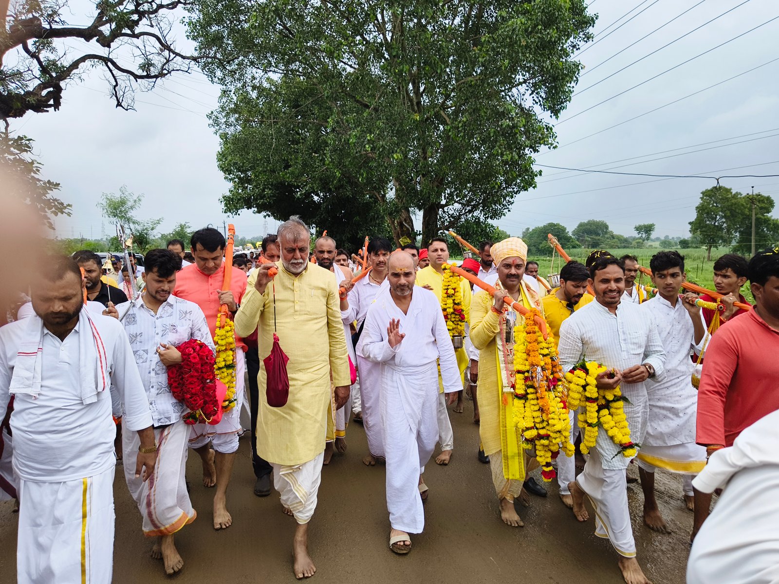 गाडरवारा में निकली भव्य कांवड़ यात्रा: कैबिनेट मंत्री प्रहलाद पटेल, दादा गुरु महाराज और हजारों भक्त रहे शामिल
