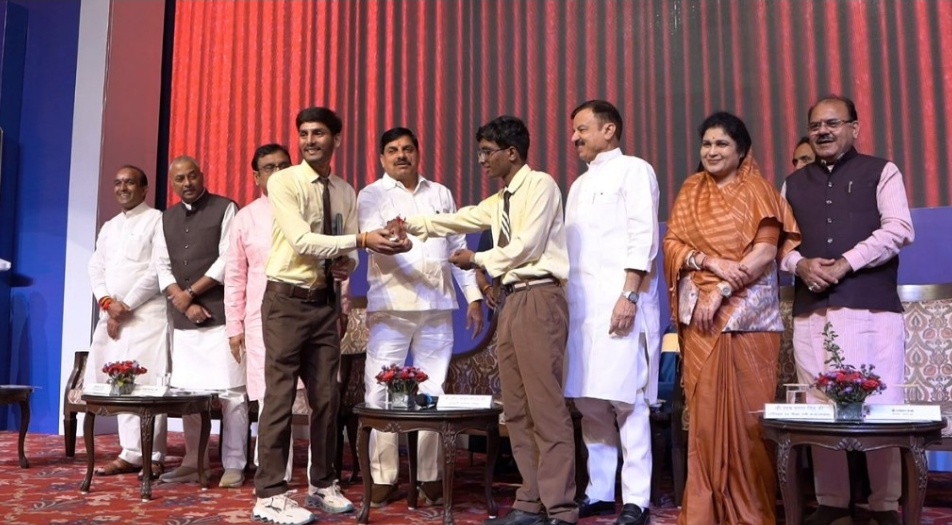 मध्य प्रदेश के मेधावी विद्यार्थियों के लिए बड़ी सौगात, लैपटॉप के लिए 304 करोड़ से अधिक की राशि ट्रांसफर!