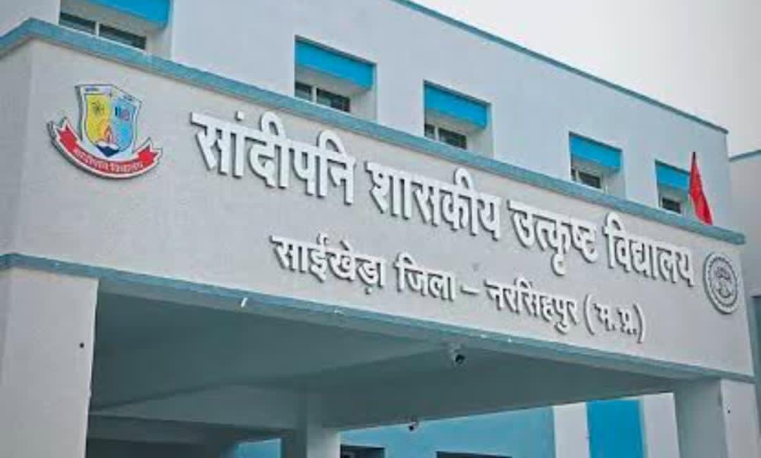 🚨 बिग ब्रेकिंग न्यूज़ | साईंखेड़ा  संदीपनी विद्यालय के शिक्षक से गंभीर मारपीट, नाबालिग छात्रा से अभद्रता के आरोप से जुड़ा मामला  साईंखेड़ा। साईंखेड़ा स्थित संदीपनी विद्यालय में एक शिक्षक के साथ गंभीर मारपीट की घटना सामने आने की जानकारी मिल रही है।
