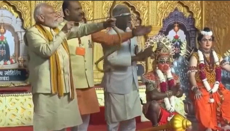 विजयादशमी पर PM मोदी ने रामलीला मैदान में देखा रावण दहन, रामराज्य के आदर्शों का दिया संदेश!